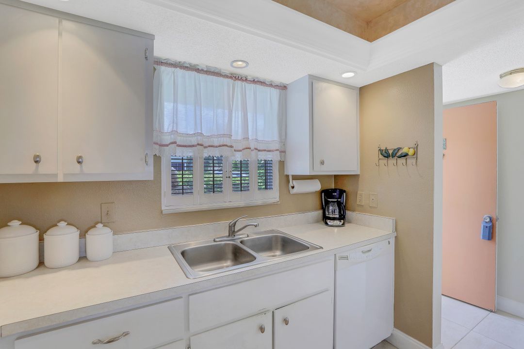 300 Valley Stream Dr #6A, Naples, FL 34113