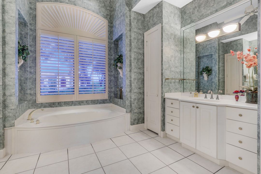 987 Barcarmil Way, Naples, FL 34110