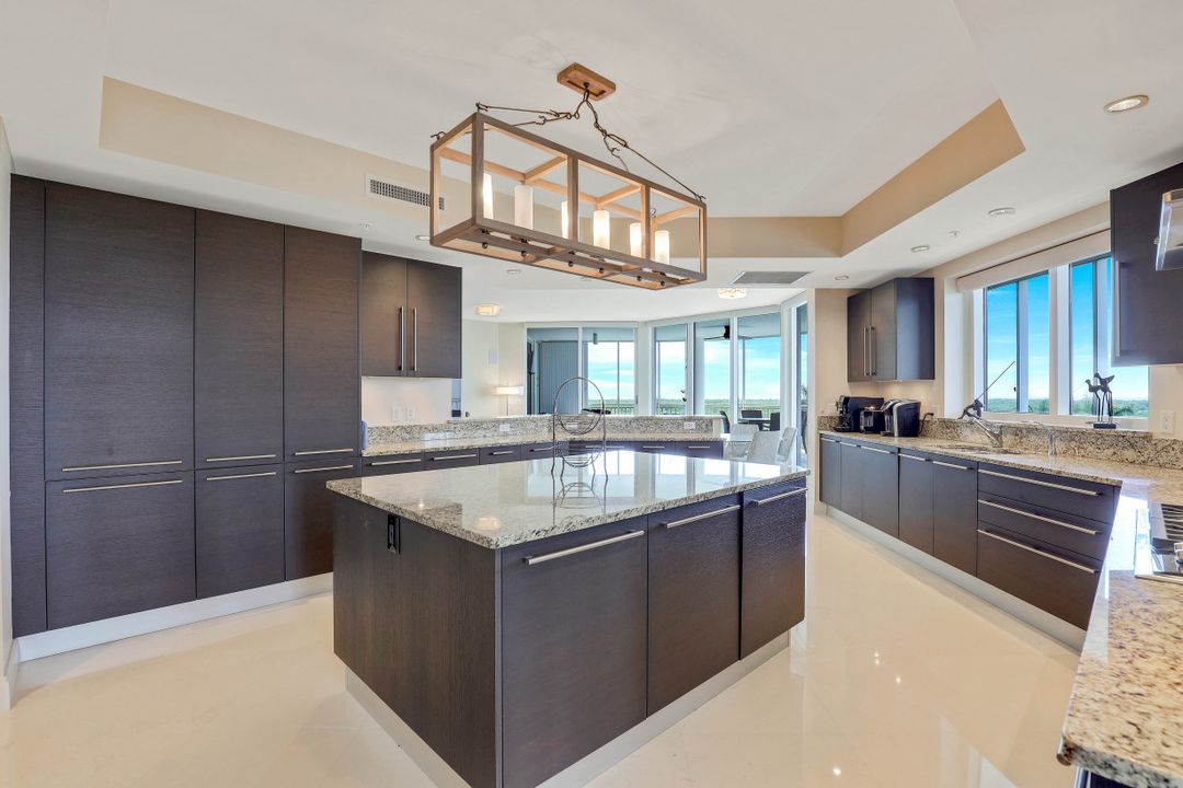13675 Vanderbilt Dr #610, Naples, FL 34110