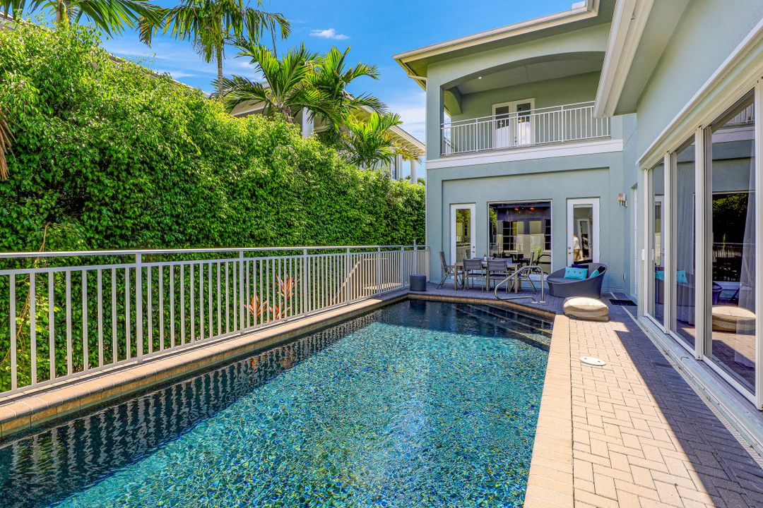9242 Vanderbilt Dr, Naples, FL 34108