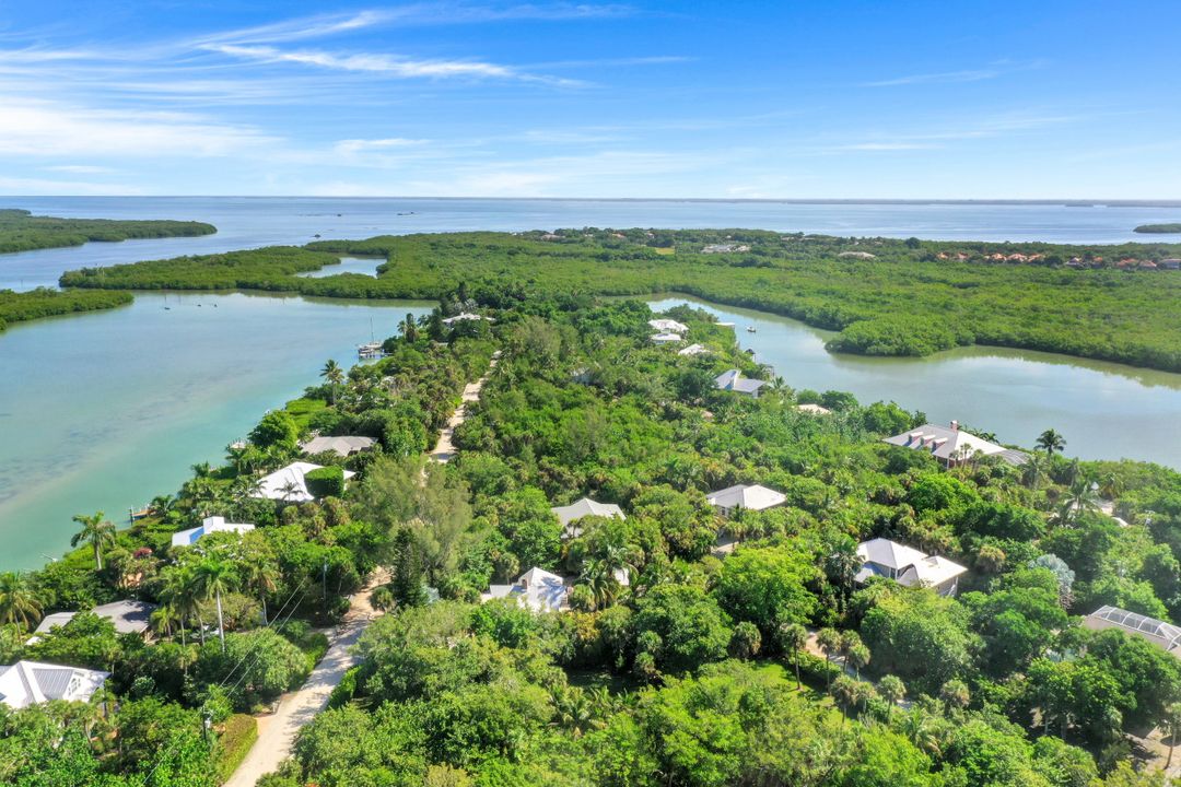 2562 Coconut Dr, Sanibel, FL 33957