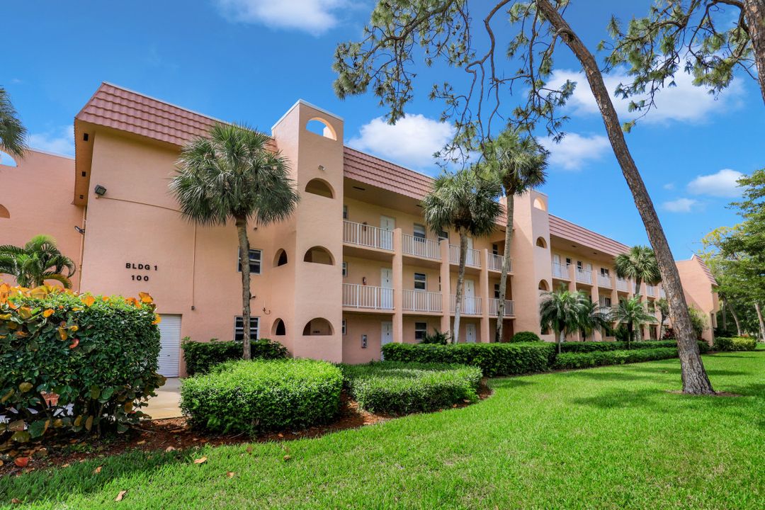 100 Forest Lakes Blvd #112, Naples, FL 34105