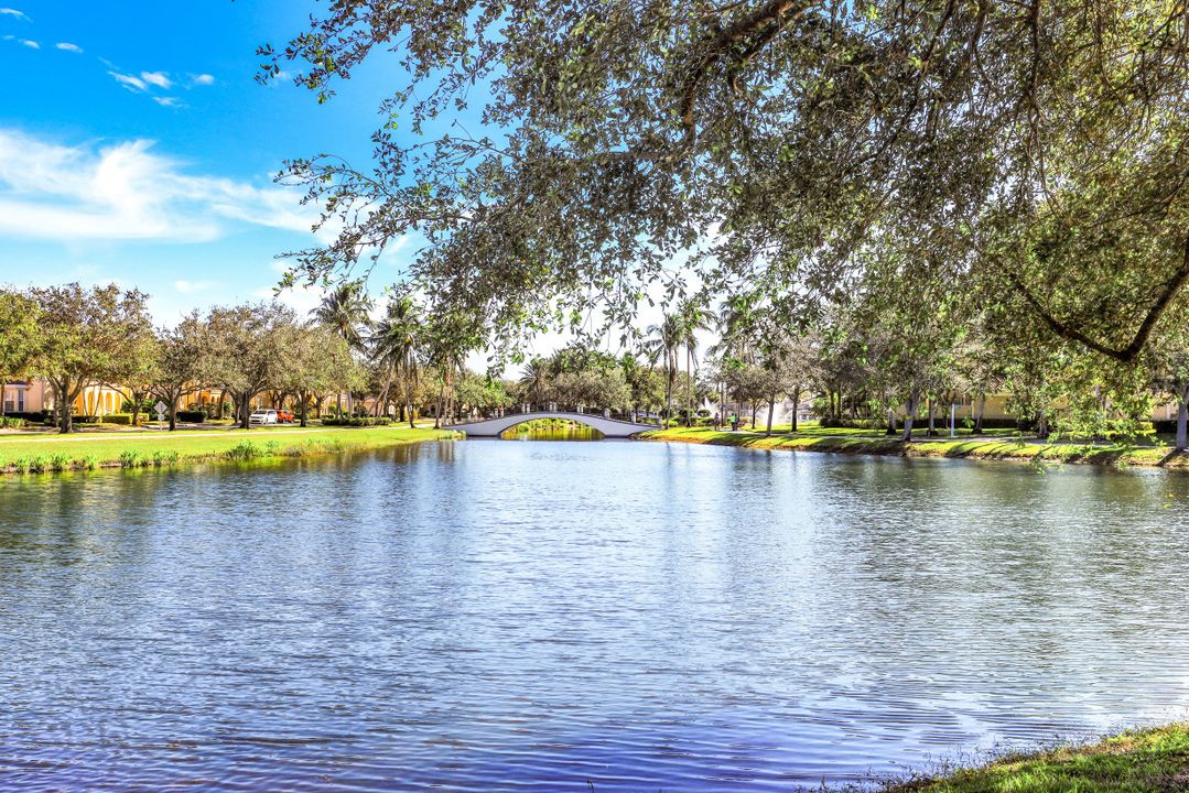 5500 Freeport Ln, Naples, FL 34119