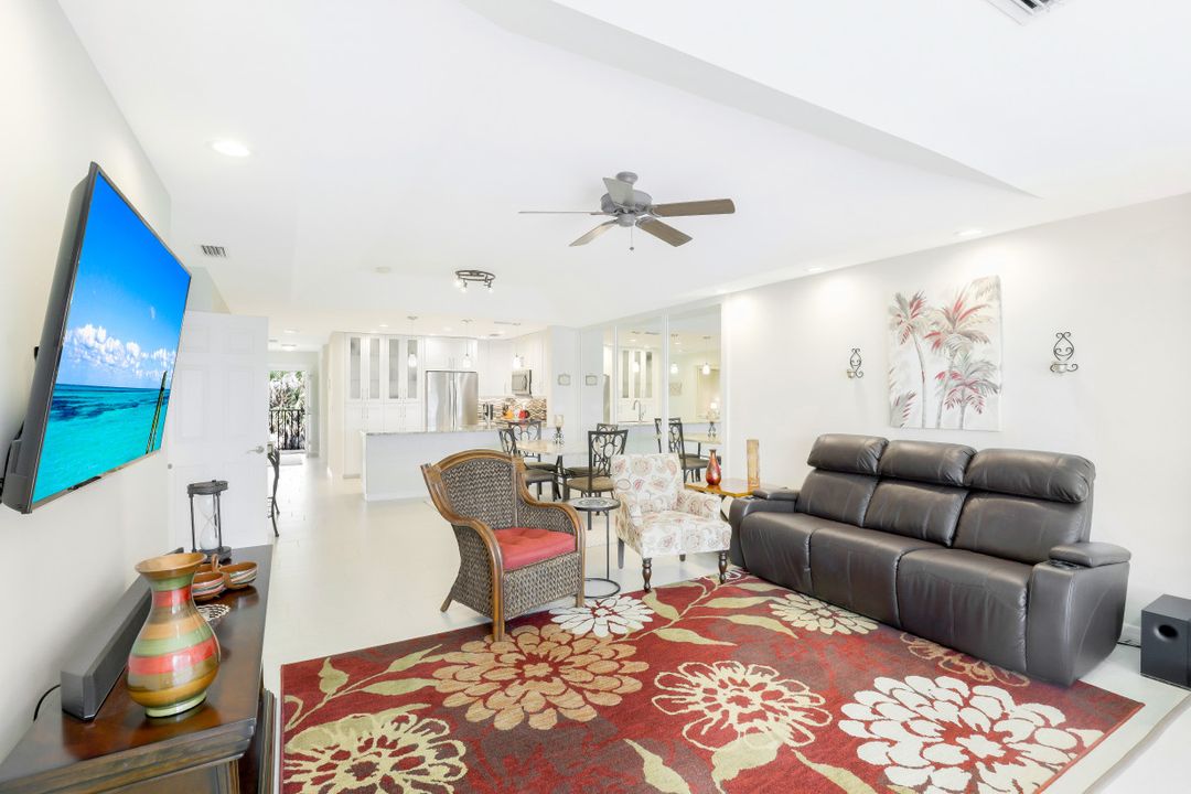 9103 Vanderbilt Dr #307, Naples, FL 34108