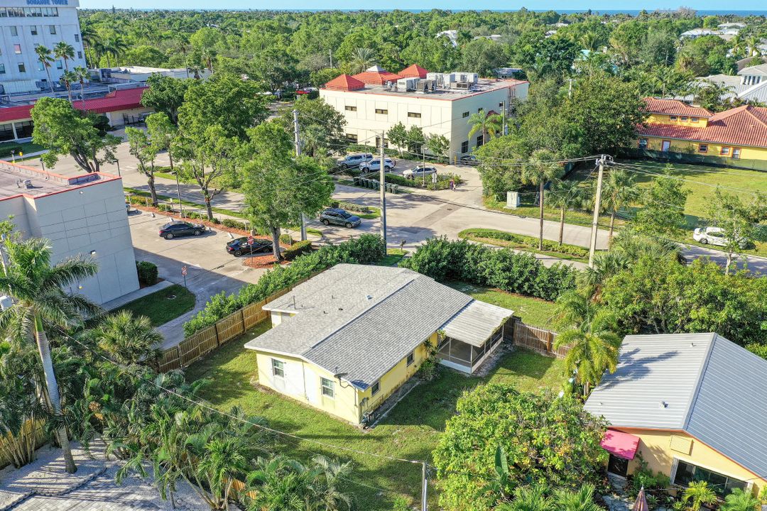 476 7th St N, Naples, FL 34102