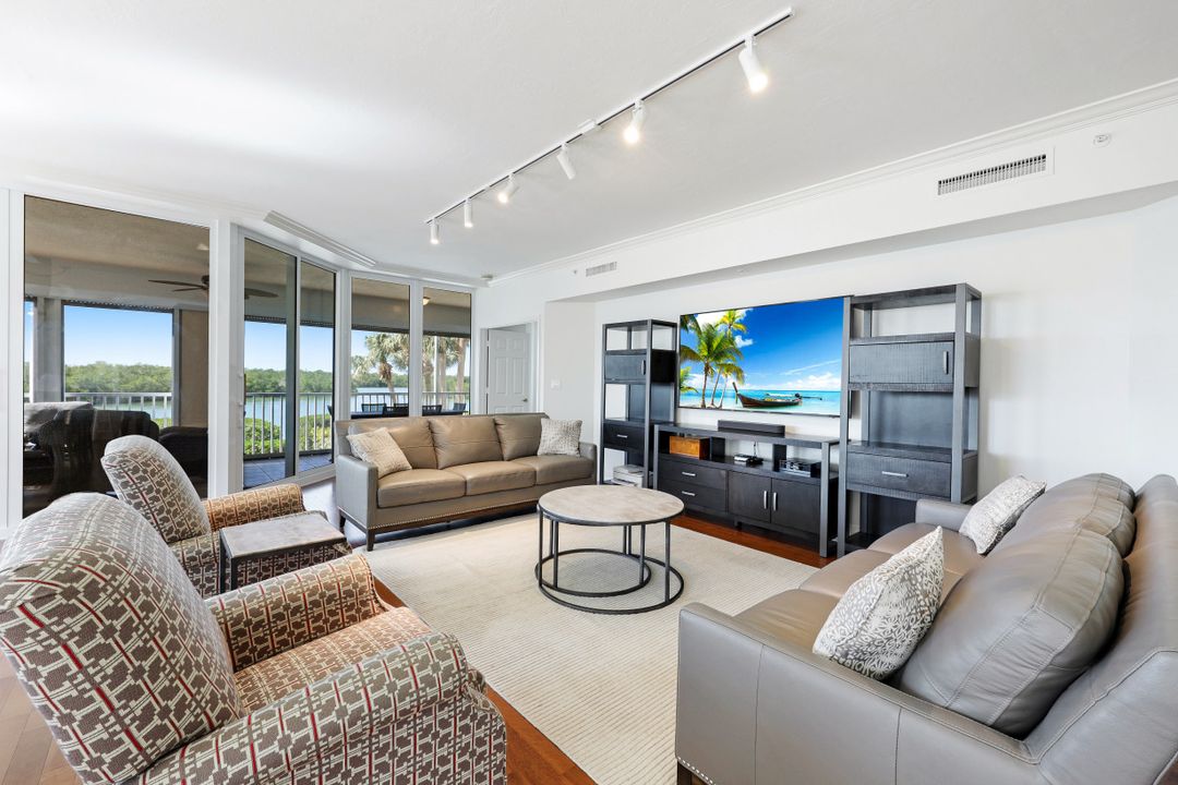 445 Dockside Dr ##201, Naples, FL 34110