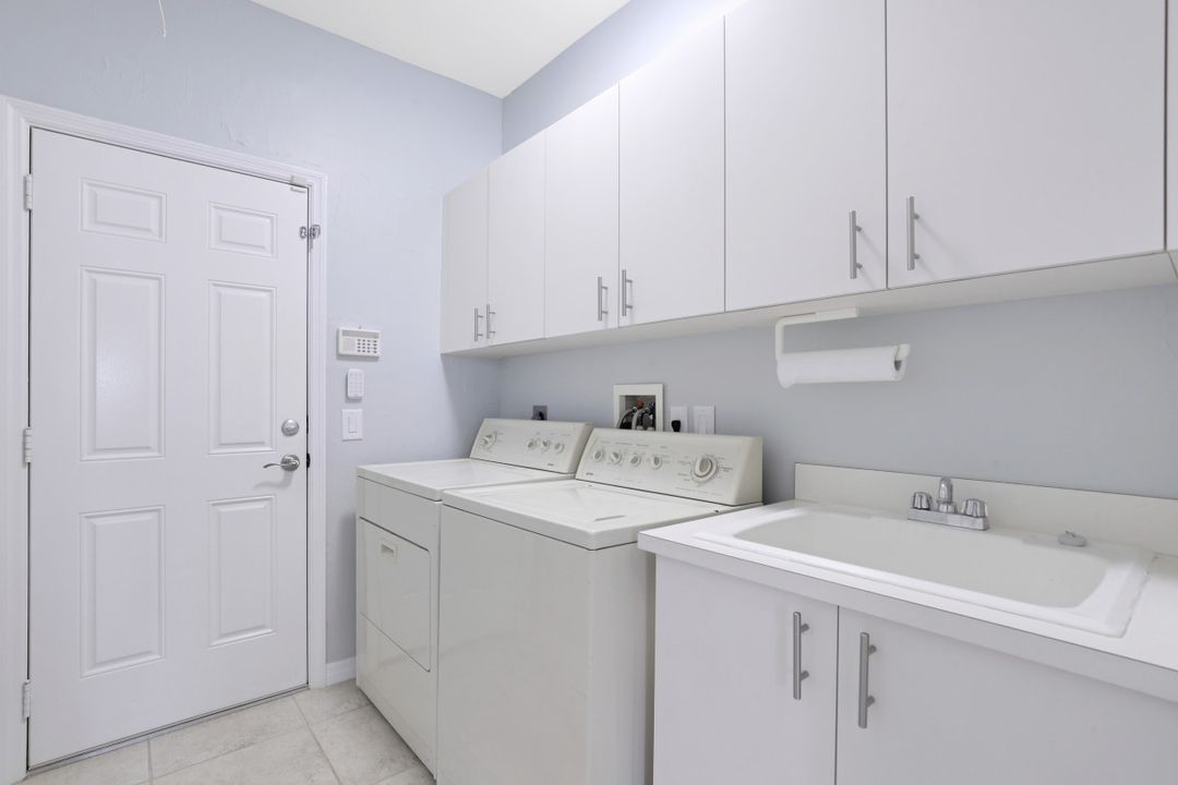 231 Seahorse Ct, Marco Island, FL 34145