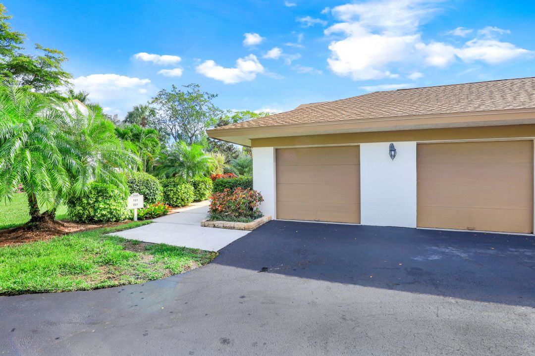 560 Retreat Dr #201, Naples, FL 34110