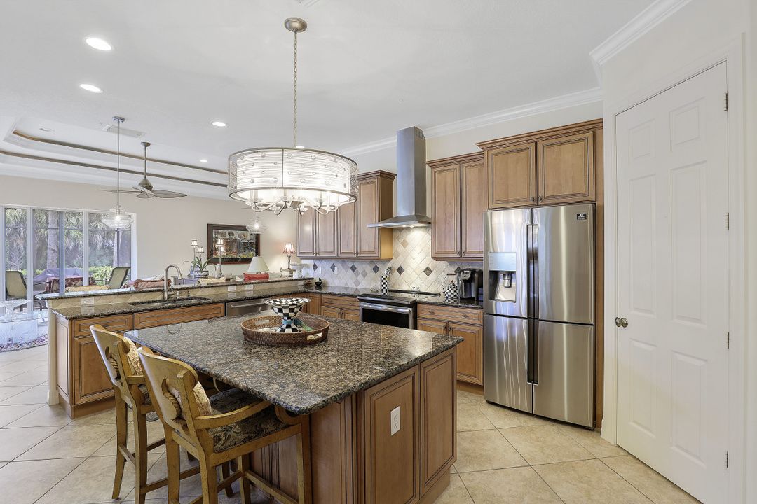 467 Saddlebrook Ln, Naples, FL 34110