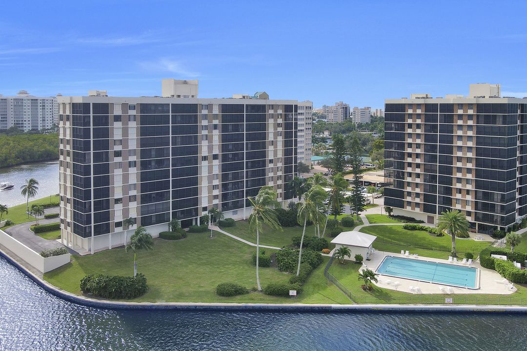 17 Bluebill Ave #104, Naples, FL 34108