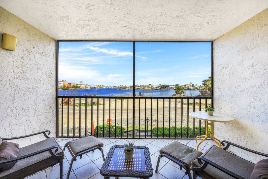 260 Southbay Dr #104, Naples, FL 34108