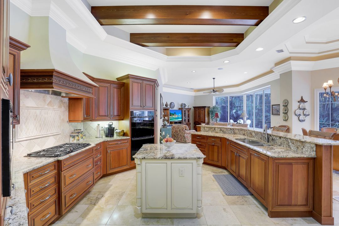 660 Riviera Dr, Naples, FL 34103