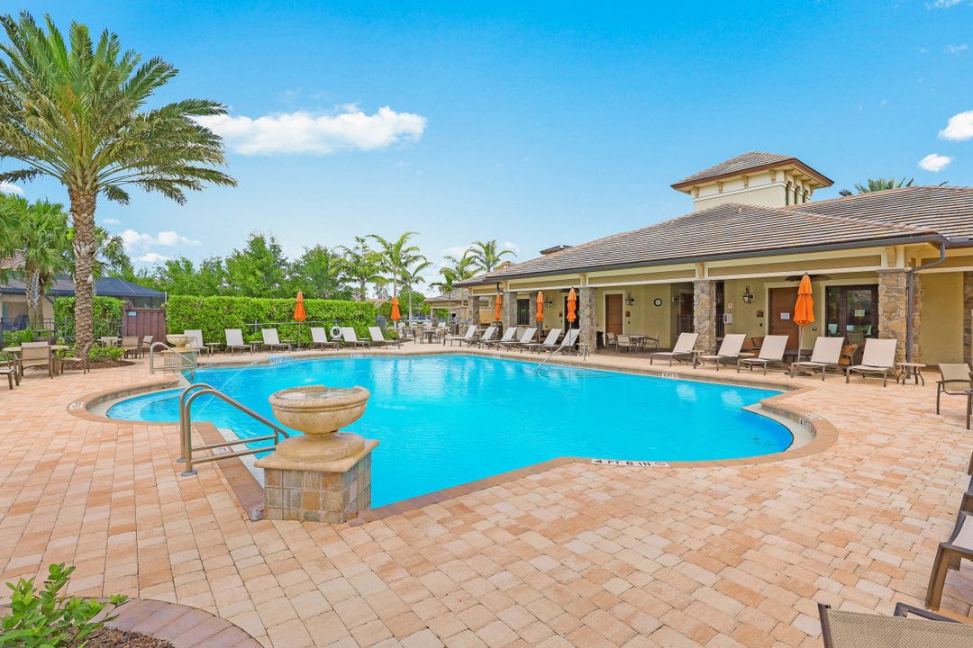 16083 Camden Lakes Cir, Naples, FL 34110