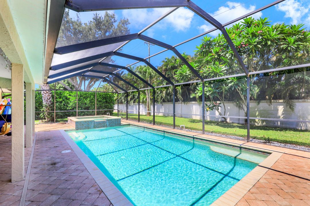 10430 Windsor Way, Naples, FL 34109