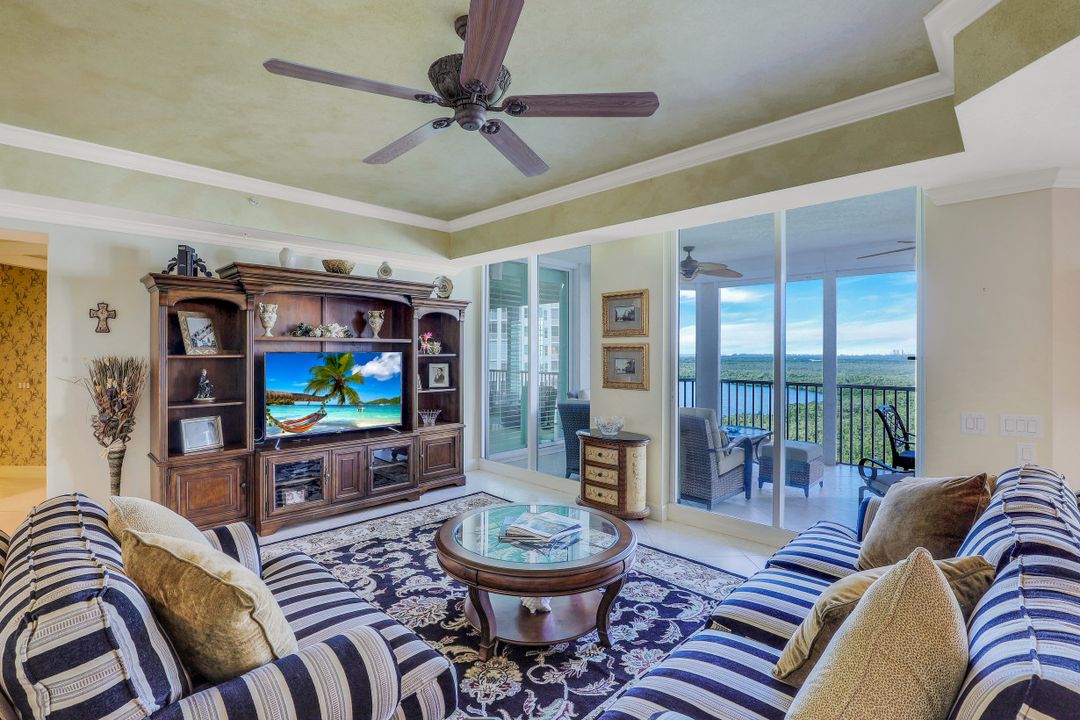 295 Grande Way #905, Naples, FL 34110