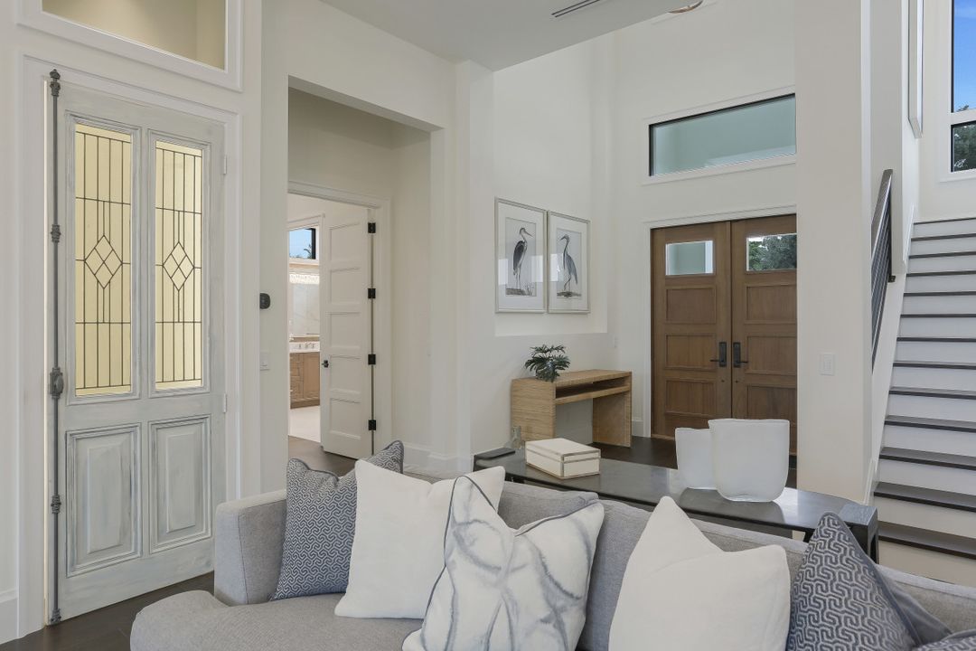 725 Parkview Ln, Naples, FL 34103