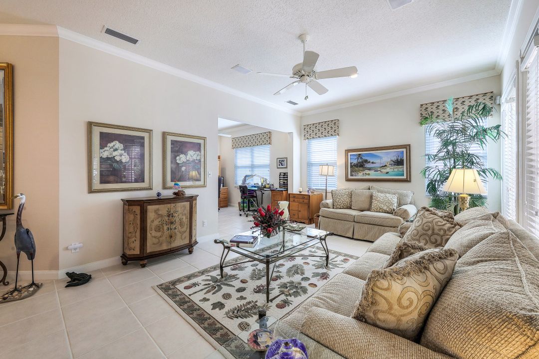 4334 Queen Elizabeth Way, Naples, FL 34119