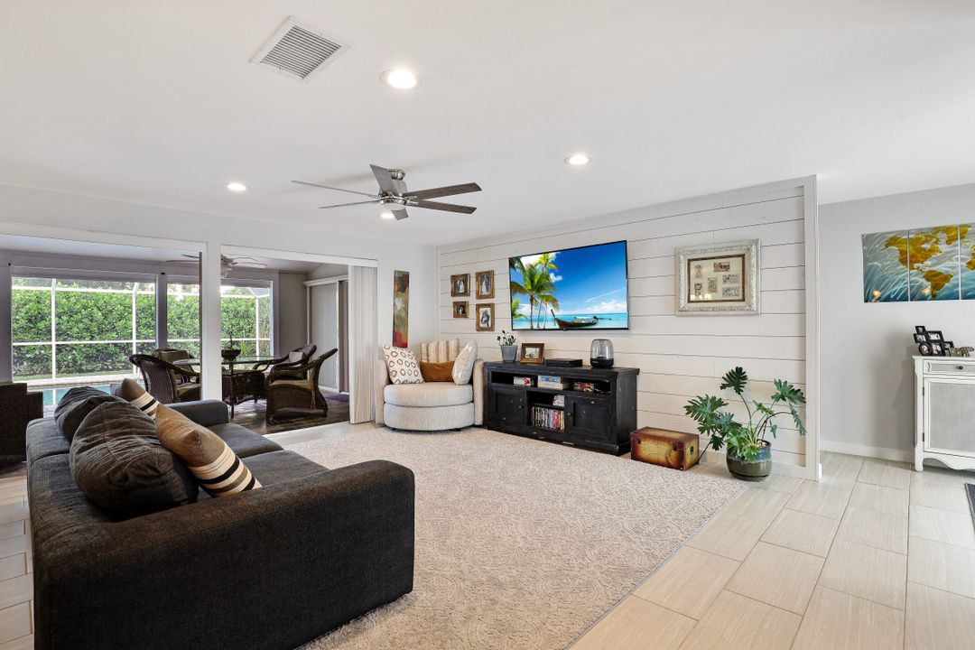 8719 Crest Ln, Fort Myers, FL 33907