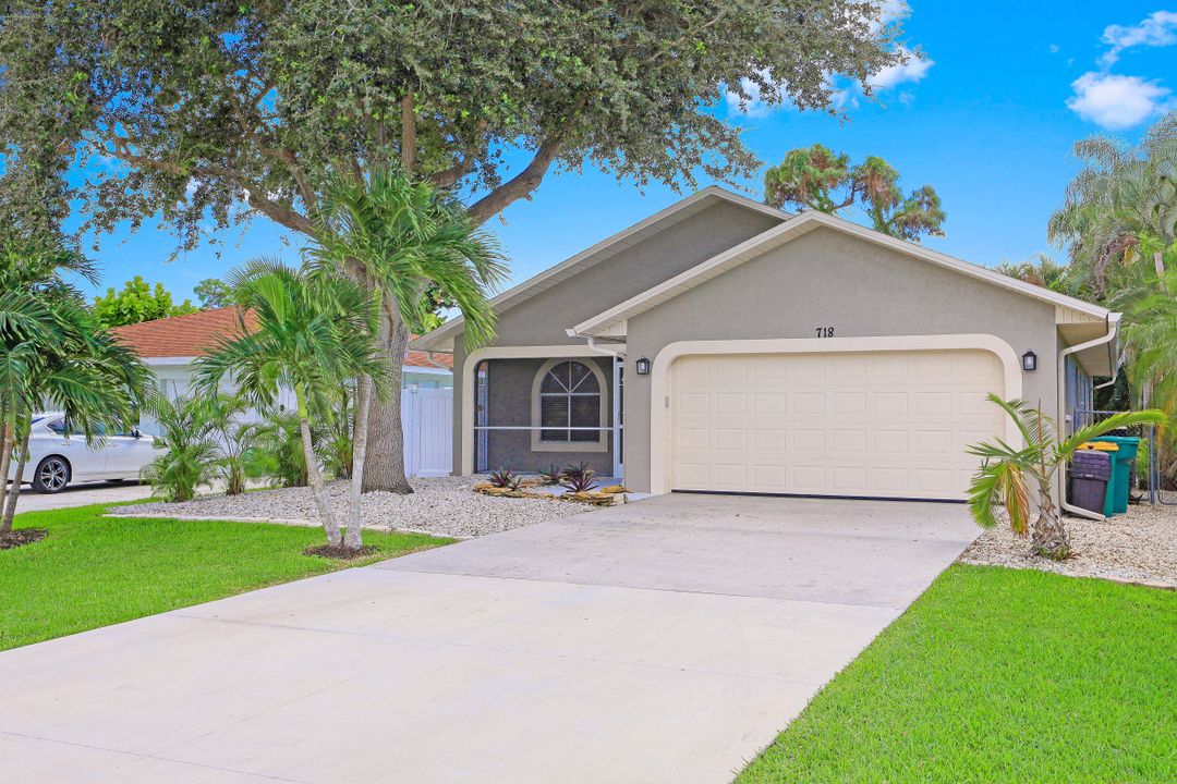 718 95th Ave N, Naples, FL 34108