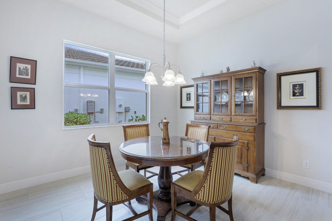 9003 Redonda Dr, Naples, FL 34114