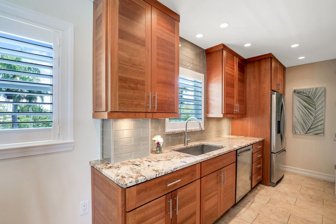 383 Harbour Dr #302, Naples, FL 34103