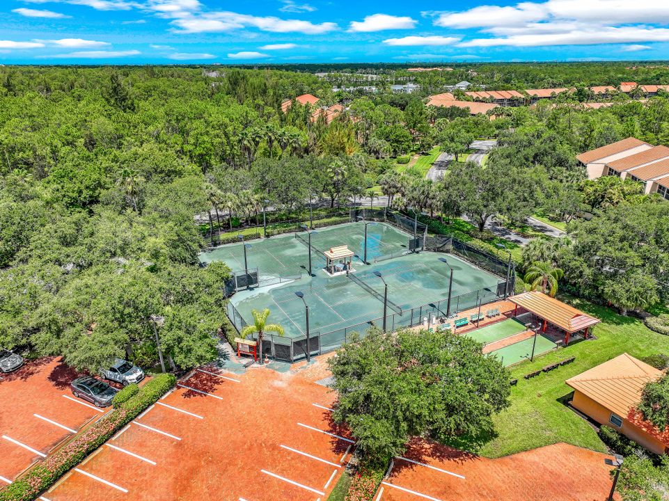 2420 Hidden Lake Dr #1006, Naples, FL 34112