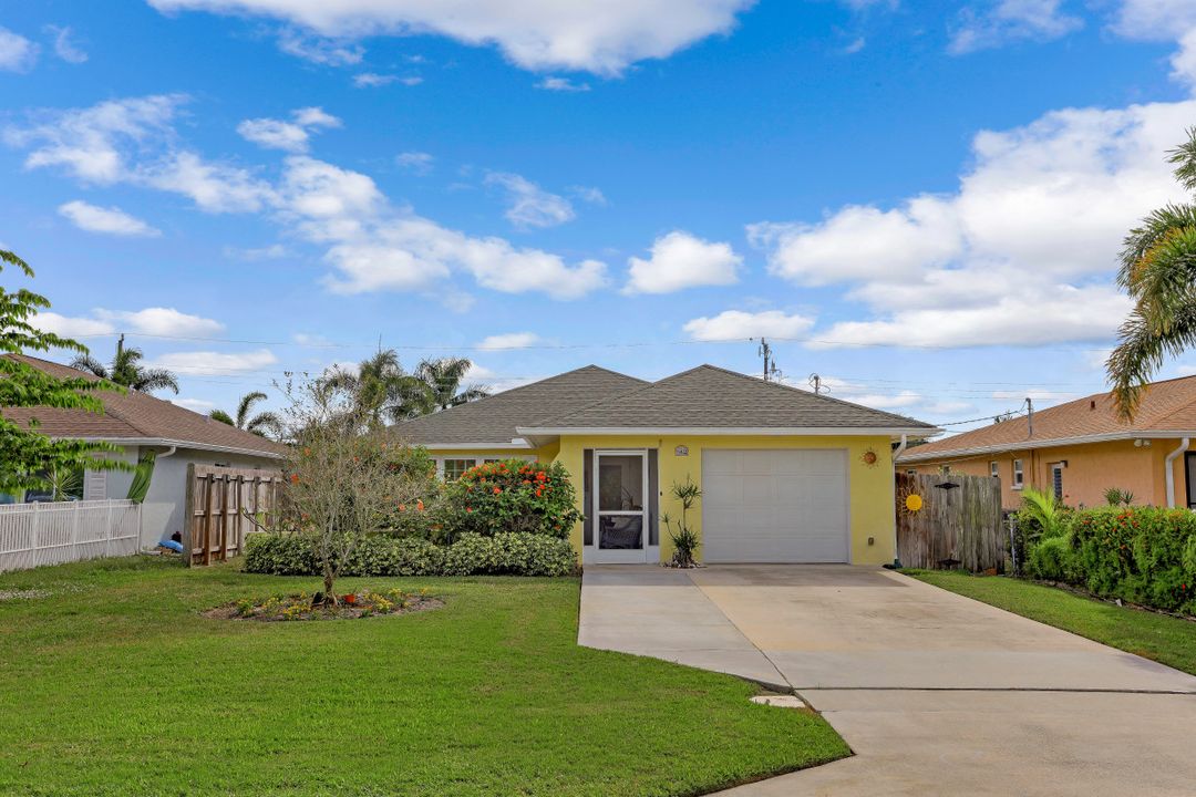 562 100th Ave N, Naples, FL 34108