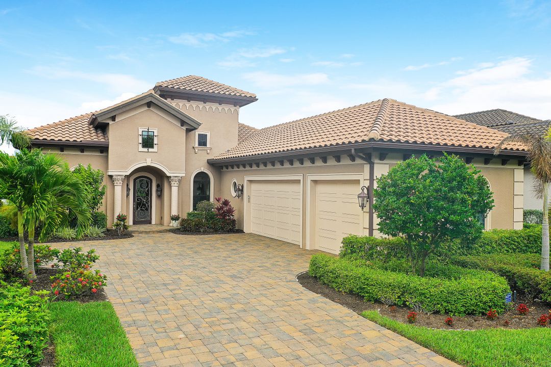 7446 Lantana Cir, Naples, FL 34119