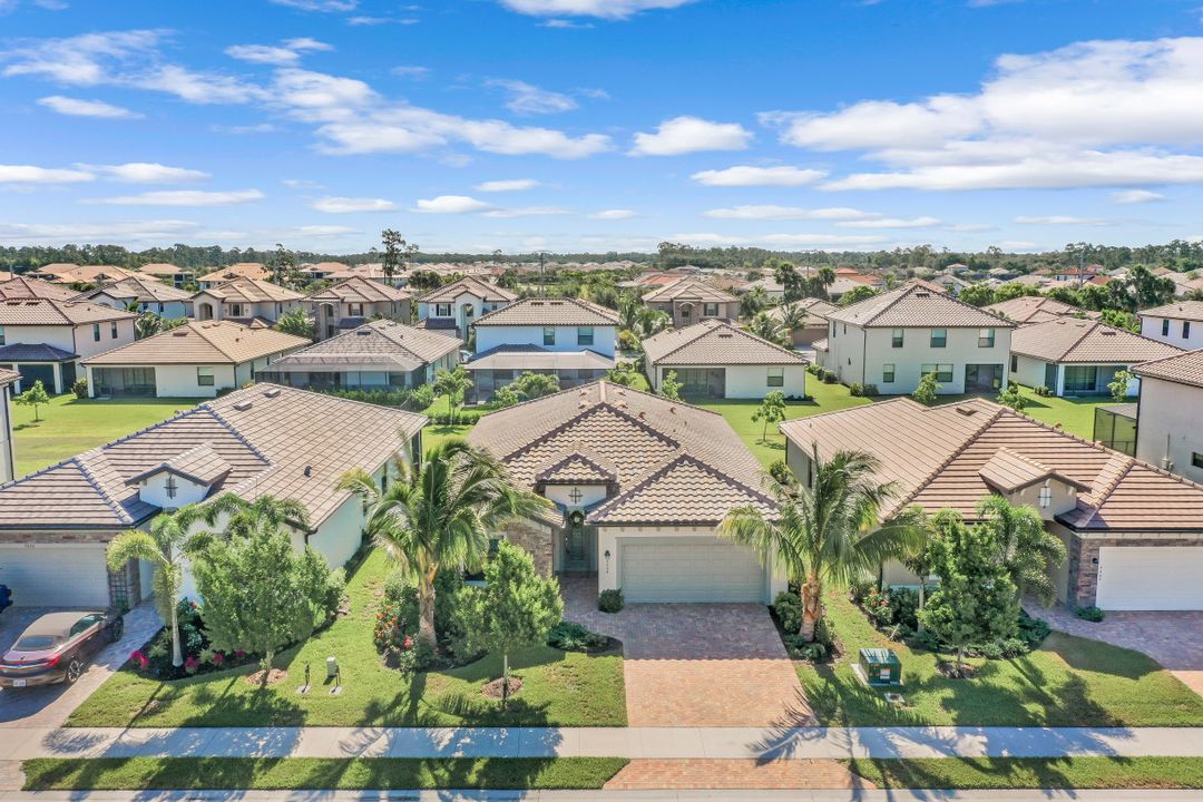 9460 Foxglove Ln, Naples, FL 34120