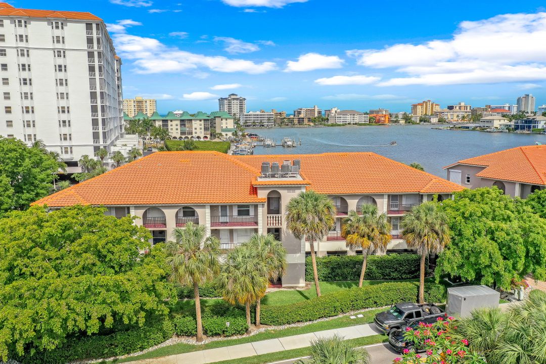 9101 Vanderbilt Dr #203, Naples, FL 34108