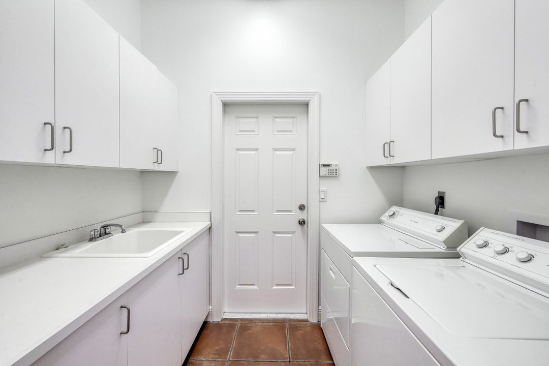 524 Eagle Creek Dr, Naples, FL 34113