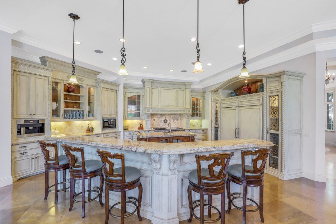 1940 6th St S, Naples, FL 34102