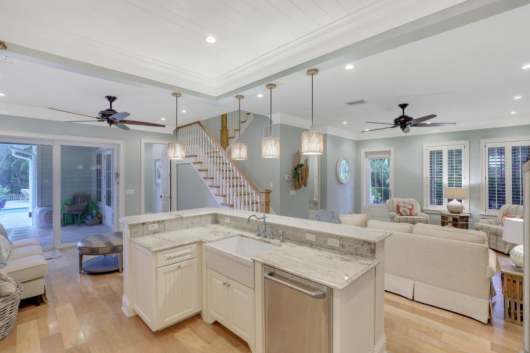 572 7th Ave N, Naples, FL 34102