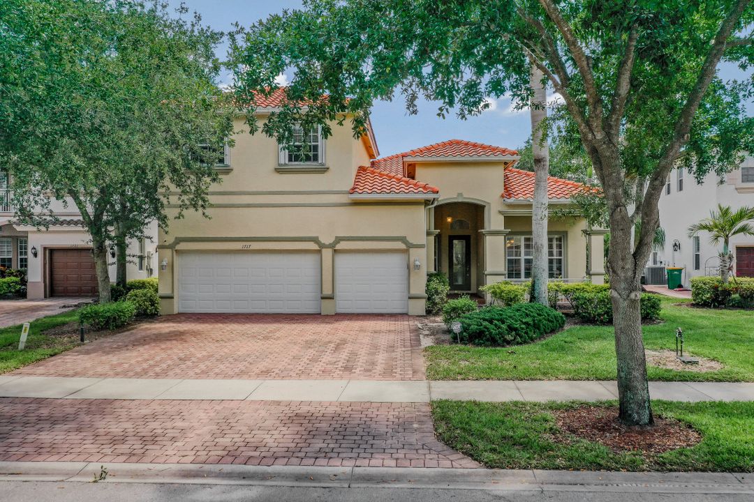 1717 Birdie Dr, Naples, FL 34120