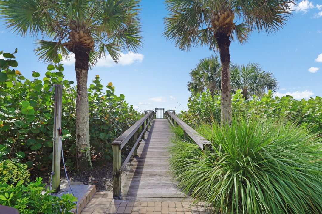 40 Seagate Dr #1101, Naples, FL 34103