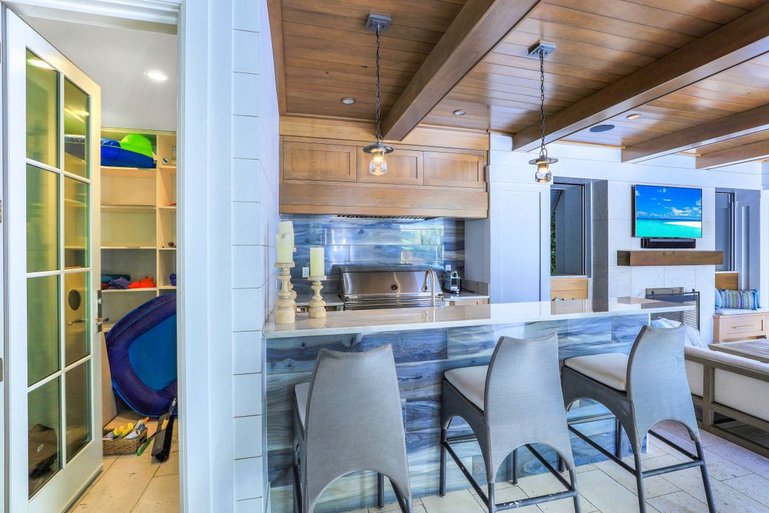 154 4th Ave N, Naples, FL 34102