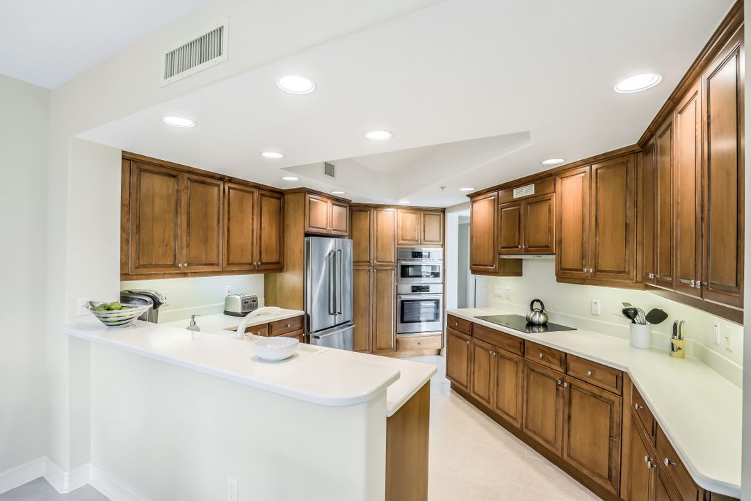 2728 Tiburon Blvd E #302, Naples, FL 34109