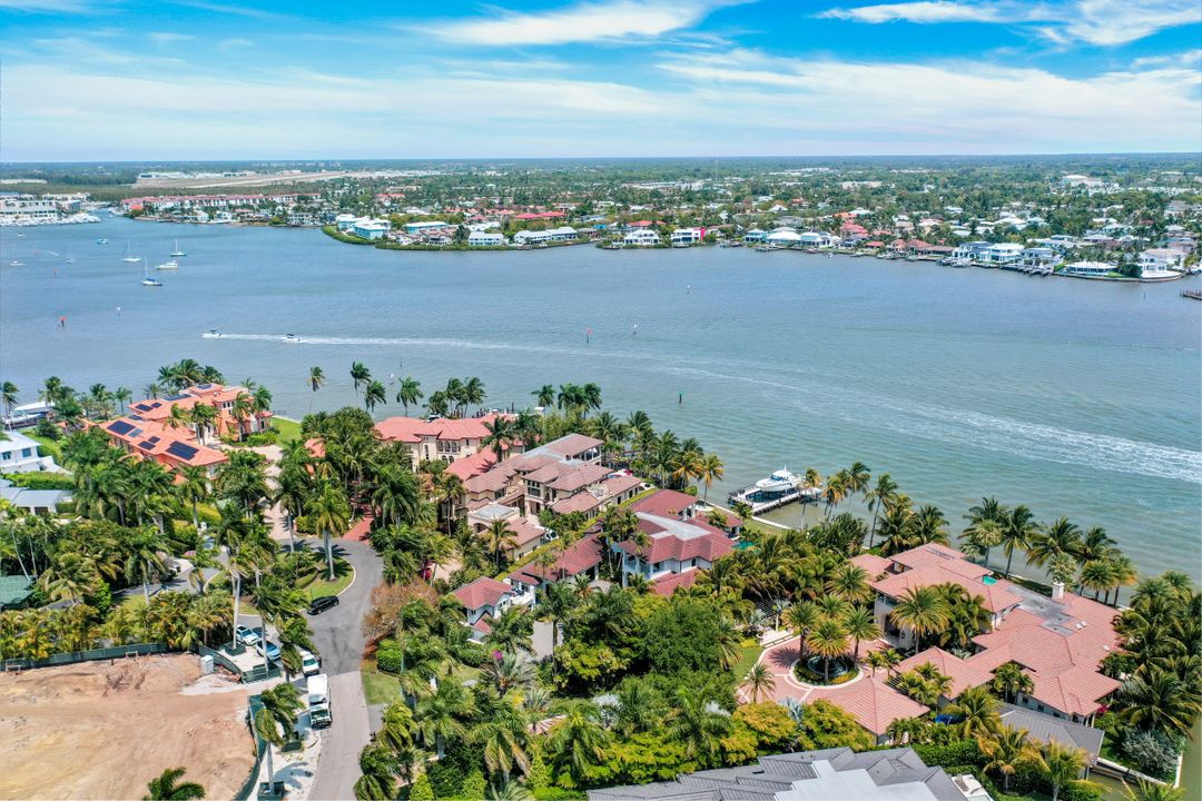 970 Aqua Cir, Naples, FL 34102