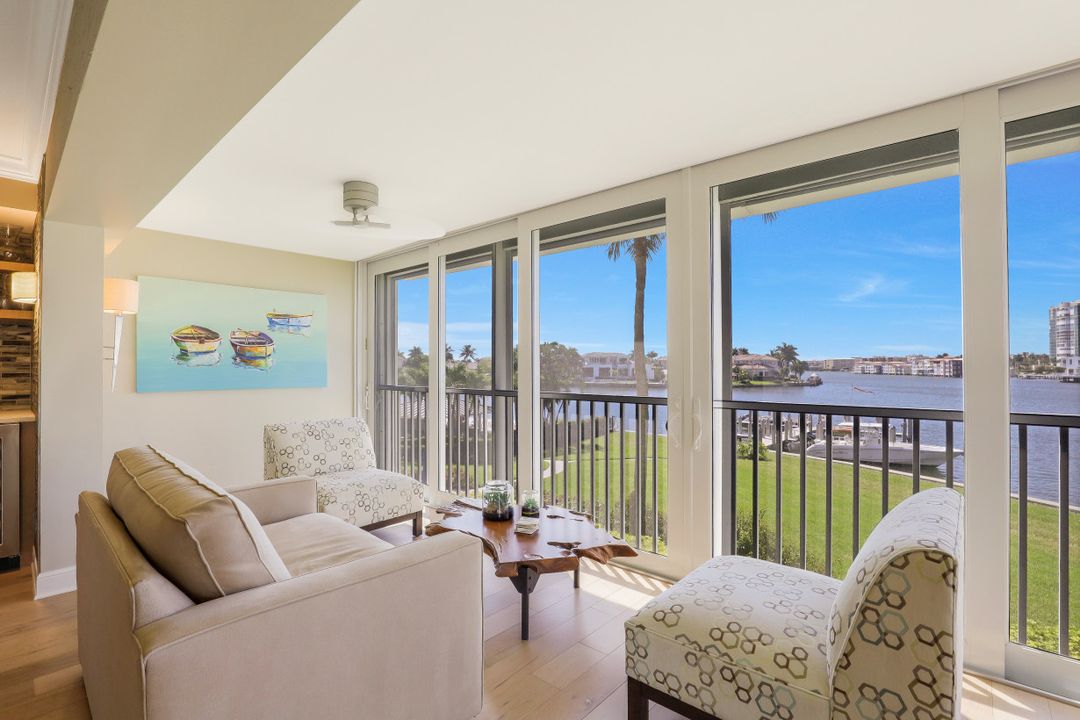 250 Park Shore Dr #103, Naples, FL 34103