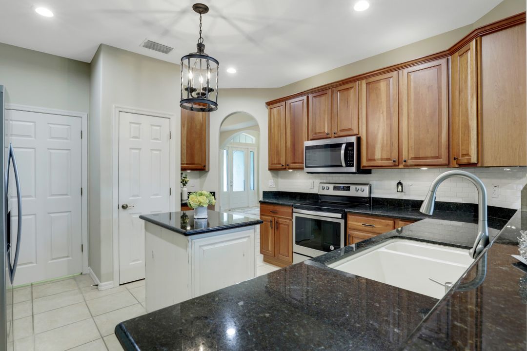 3738 Recreation Ln, Naples, FL 34116