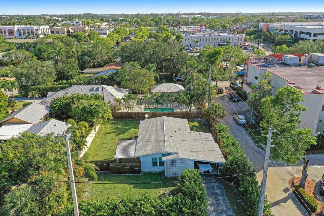 476 7th St N, Naples, FL 34102