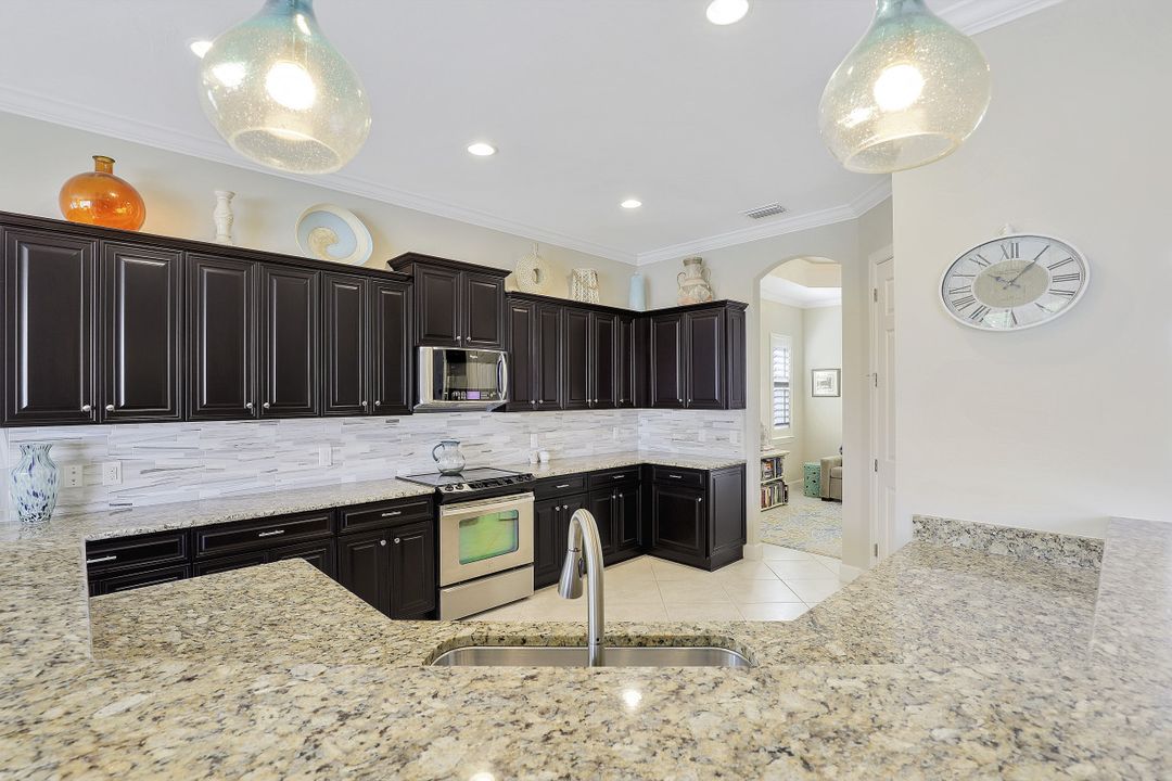 9091 Graphite Cir, Naples, FL 34120