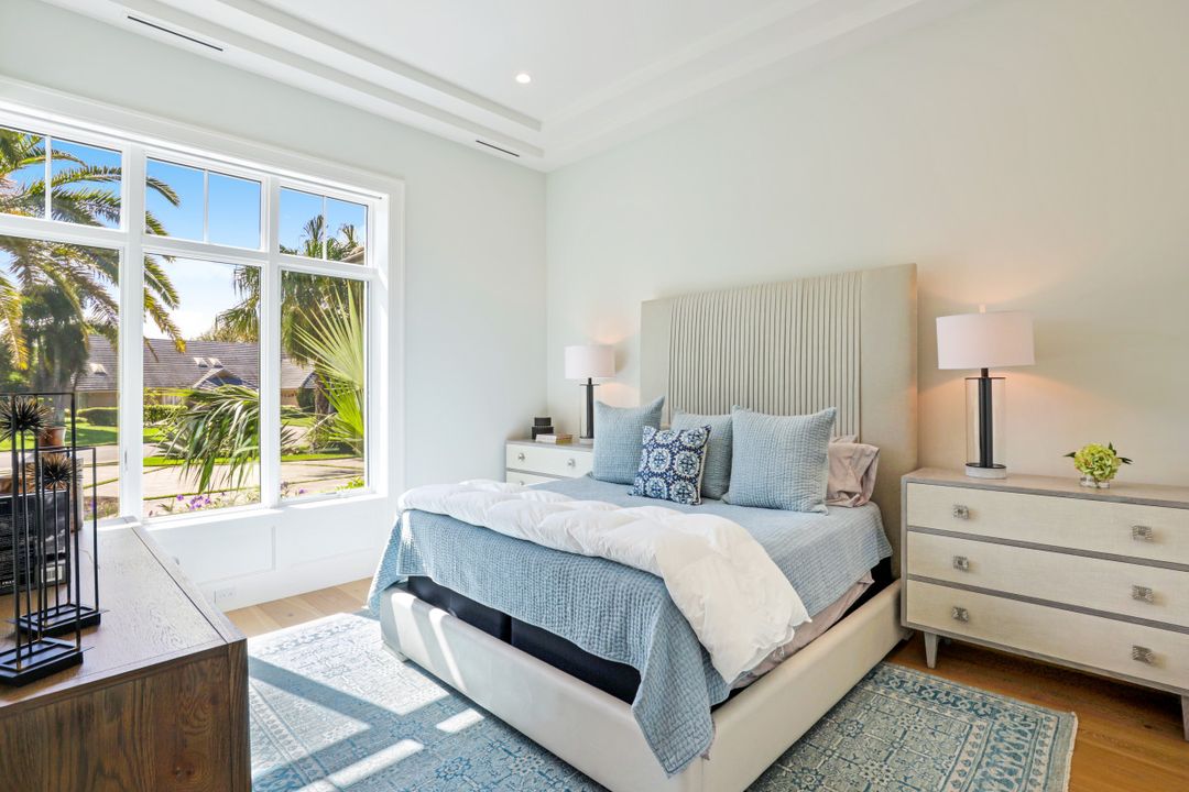 810 Bentwood Dr, Naples, FL 34108