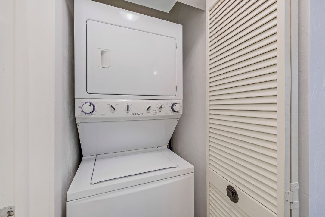 1079 Pine Isle Ln, Naples, FL 34112