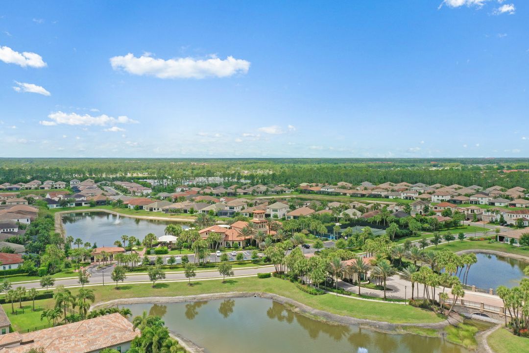 9231 Shadow Oak Ln, Naples, FL 34120