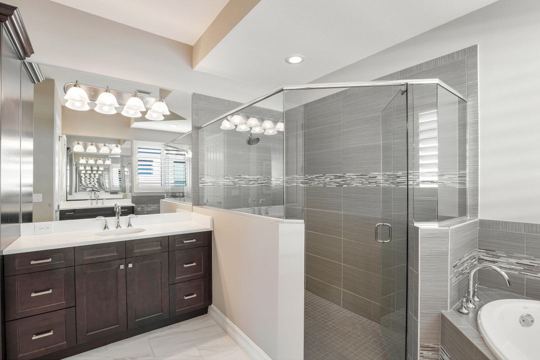 7247 Lantana Cir, Naples, FL 34119
