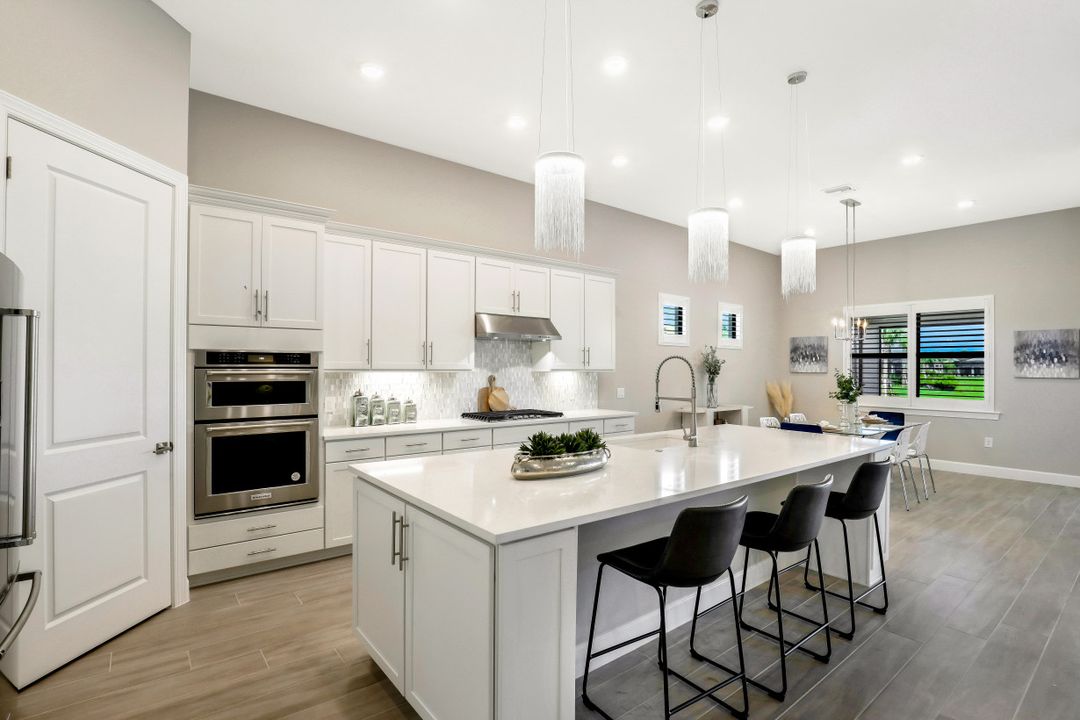 9765 Everglades Dr, Naples, FL 34120