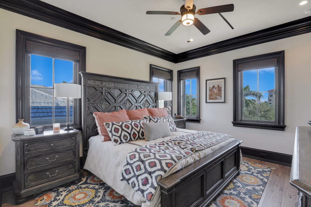 10080 Gulf Shore Dr, Naples, FL 34108