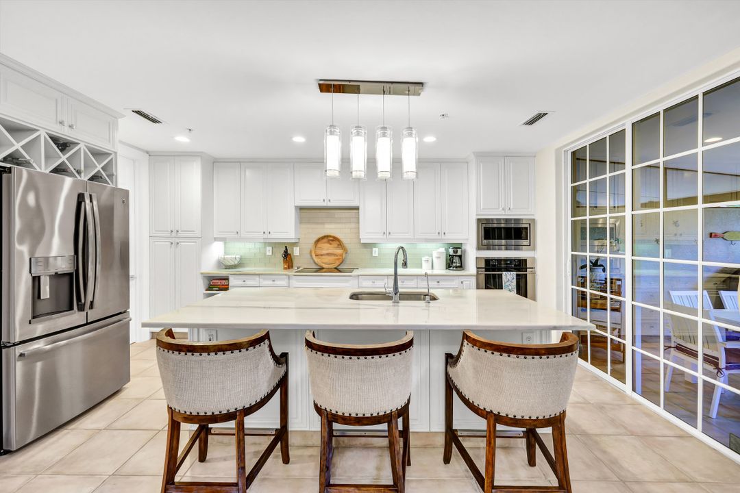 431 4th Ave S, Naples, FL 34102