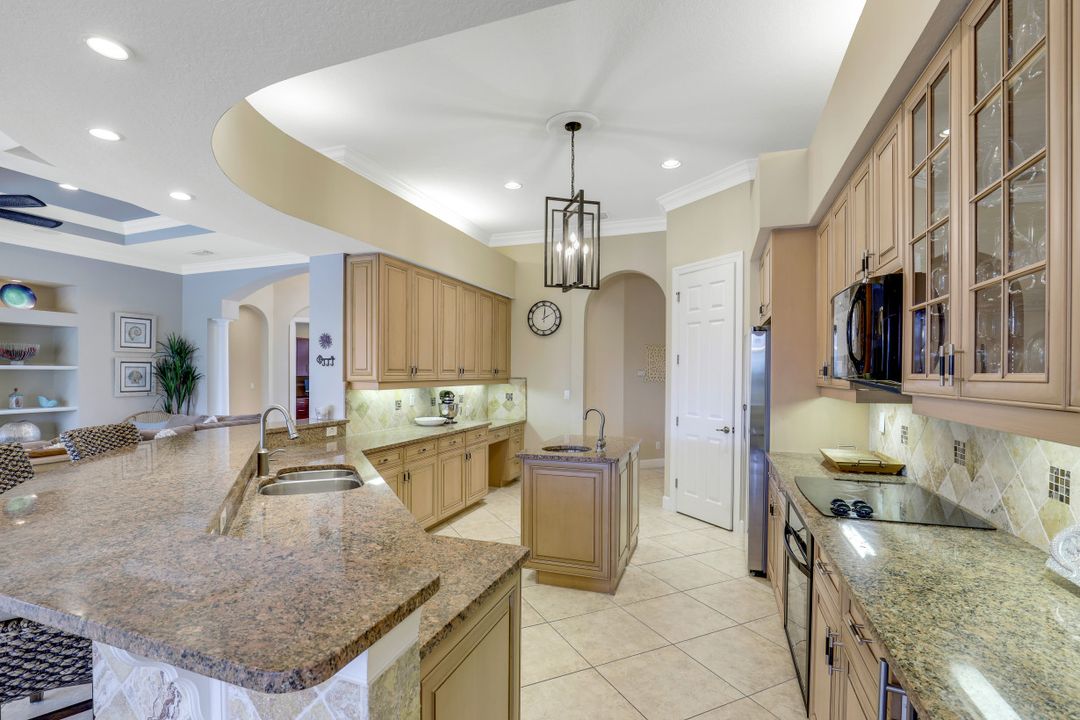 8733 Hideaway Harbor Ct, Naples, FL 34120